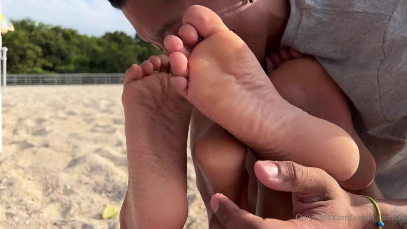 Cover Alexia_Ramsey - Alexia_Ramsey Beach Foot Worship Part Uncut And In Public - OnlyFans