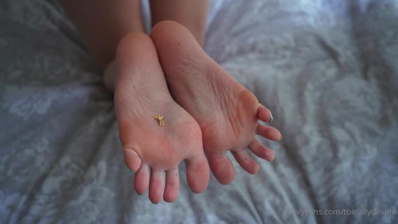 Cover Toetallydevine Goddess Makes For A Very Mean Footbed - OnlyFans