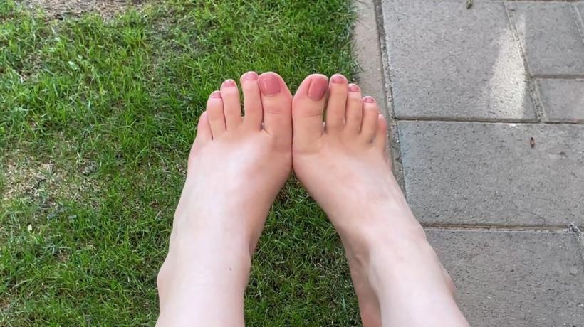 Cover [FREE] Lissy_s_world - Walking Barefoot Part 1 - ManyVids