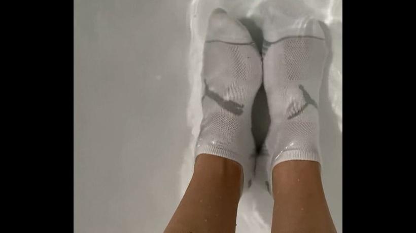 Cover Ivys Feet - Wet Socks Fetish In The Bath Tub - ManyVids