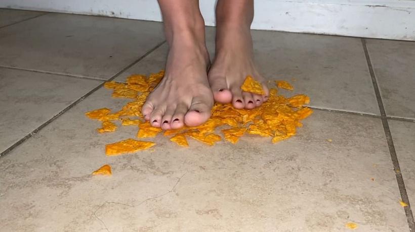 Cover Ivys Feet - Barefoot Crush Fetish | Smashing Doritos - ManyVids