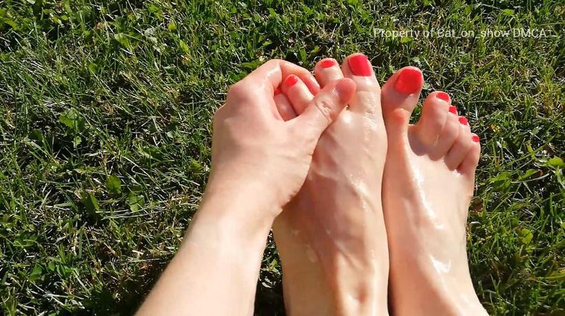 Cover cat_on_show - Bare Feet Oil Massage In The Garden - ManyVids