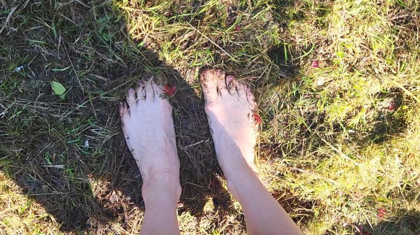 Cover Goddess Vanessa - Barefoot Feet In Mud - ManyVids