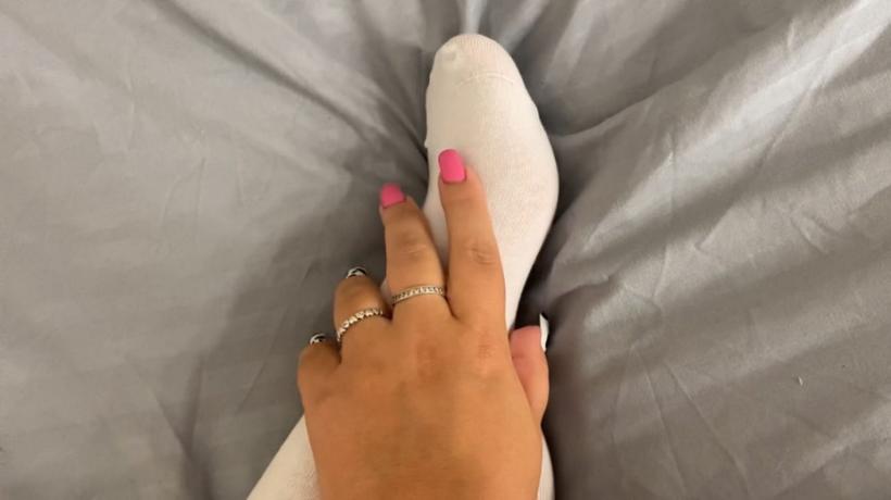 Cover wow_adele - White Long Socks On My Pretty Feet - ManyVids