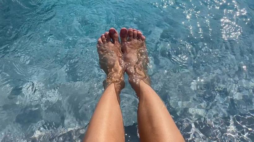 Cover Gina Gerson - Feet And Pussy Outdoor - ManyVids