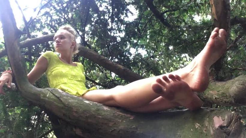 Cover Goddess Vanessa - Barefoot Branch Manager - ManyVids