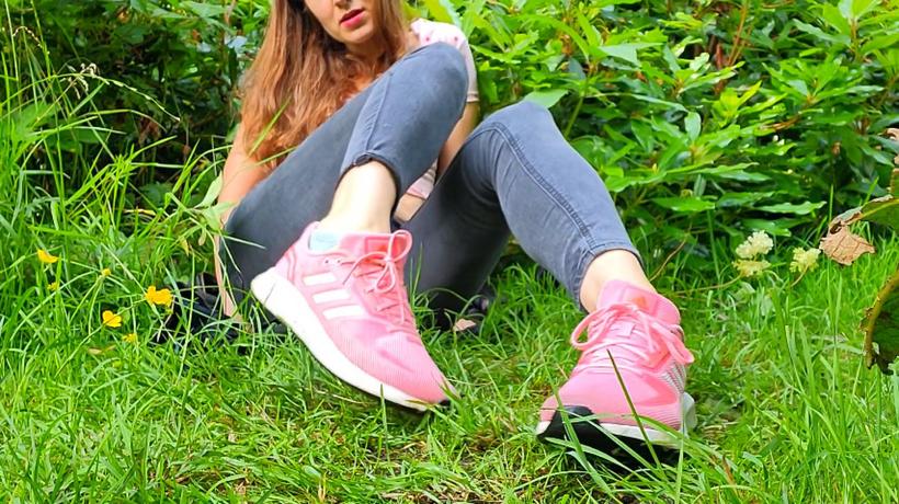 Cover Goddess Vanessa - Tongue Clean My Dirty Sneakers - ManyVids
