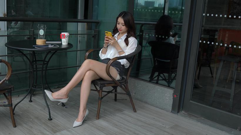 Cover The Noble And Sexy Young Woman Xiao Jie Sat In A Chair Wearing High Heels, Casually Playing With Her Phone And Fighting Shoes - MussGirl