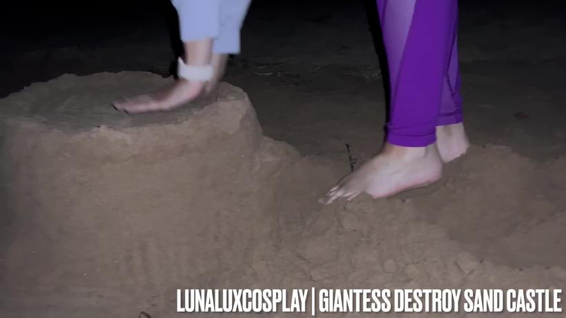 Cover LunaLuxCosplay - Giantess Destroys Sand Castle - ManyVids