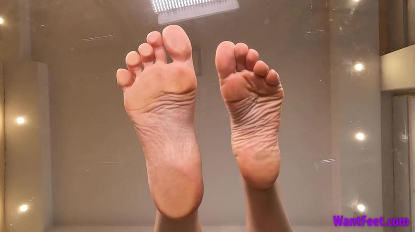 Cover Ariya Soles On Glass - 4K - WantFeet