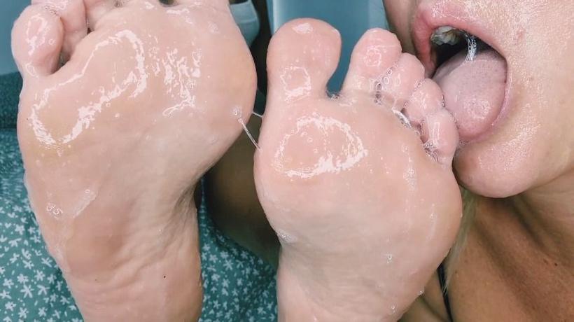 Cover WondersGirlsX - Slobbery Foot Gaging And Worship - ManyVids