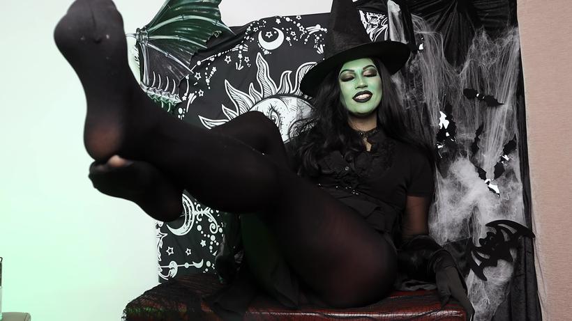 Cover Lia Lennice - Wicked Witch Of The West Makes You Her Feet Worshipper 4K - ManyVids