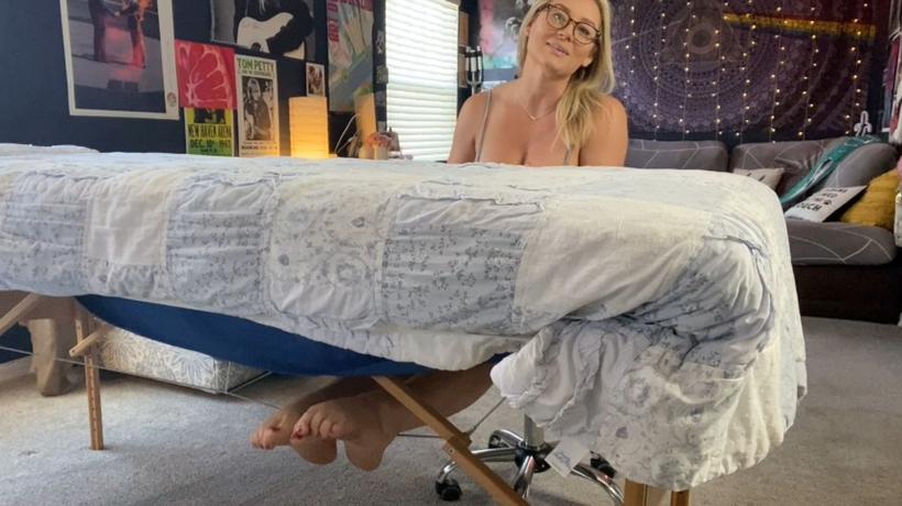 Cover LauranVickers - Footsies - ManyVids