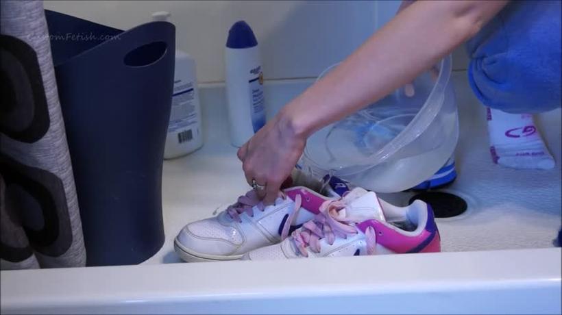 Cover Custom Fetish - Amber 'S Squishy Sneaker Shower - ManyVids