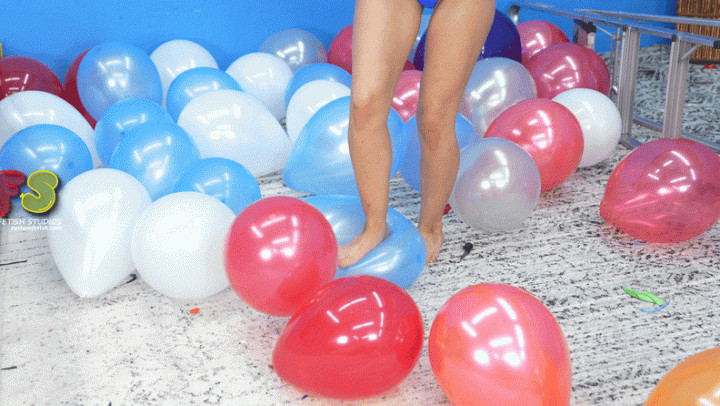 Cover Custom Fetish - Bunny Stomps Balloons With Her Feet 4K - ManyVids