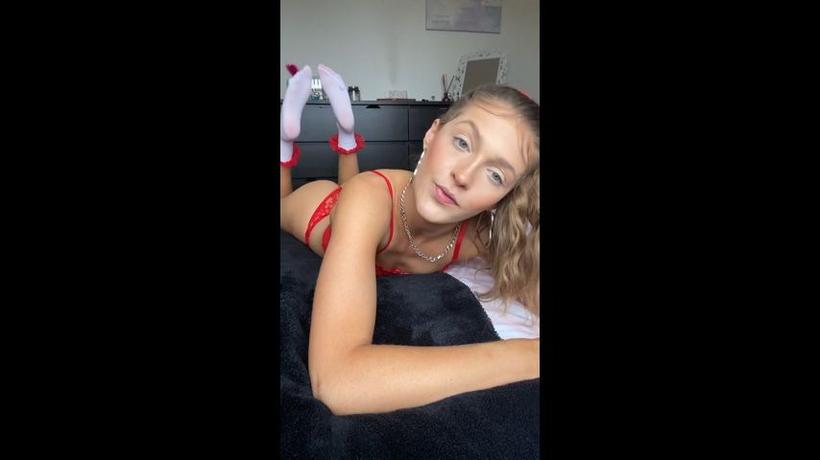 Cover RhiannonRyder1995 - Teasing In Nylon Socks - ManyVids