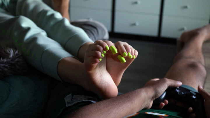 Cover Imilia Audley - Video Game Foot Tease - ManyVids