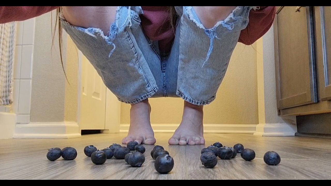 Cover Sweetsoleprincess - Giantess Blueberry Crush - ManyVids