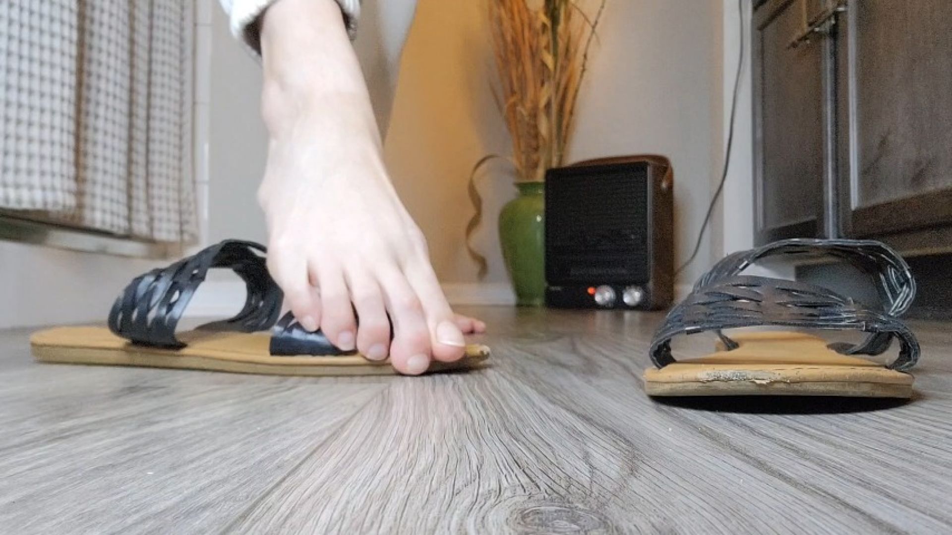 Cover Sweetsoleprincess - Big Feet Tease In Sandals No Speaking - ManyVids