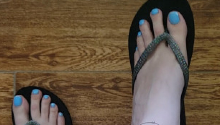 Cover Sweetsoleprincess - Flip flops under glass desk - ManyVids