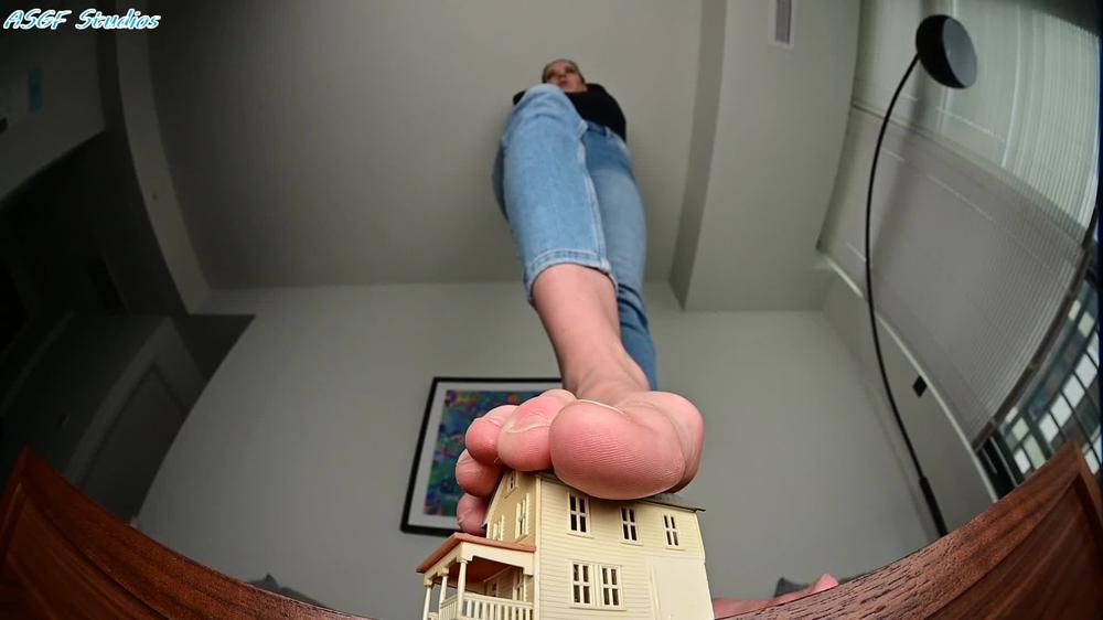 Cover New Model! German Milf! Crushes Your Home! - Mp4 - Amateur soles giantess and footjobs