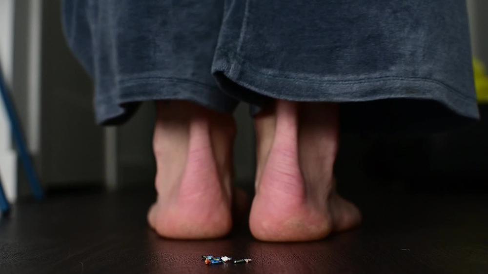 Cover New Model! German Milf! Unaware Walkby Crush - Mp4 - Amateur soles giantess and footjobs