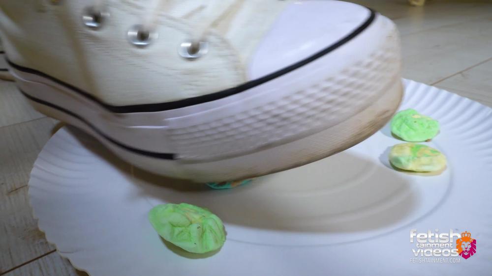 Cover I'Ll Crush You And Your Friends Under My Chucks ( Crushing & Giantess Fetish With Miss Maria J ) - 4K Uhd Mp4 - FEMDOMSQUAD Video Store