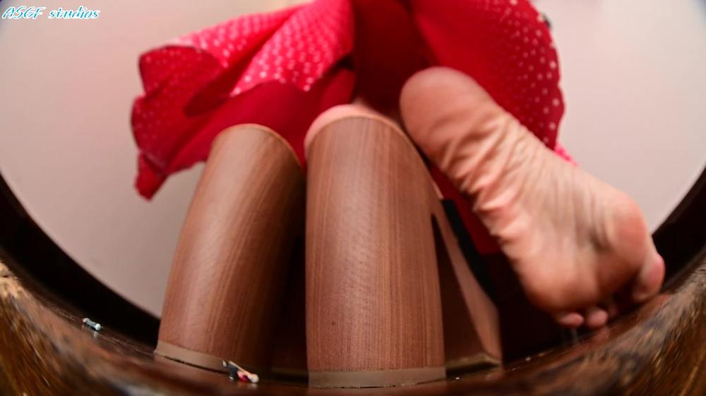 Cover Moody Milf Chunky Heels Tower Over Tinies - Mp4 - Amateur soles giantess and footjobs