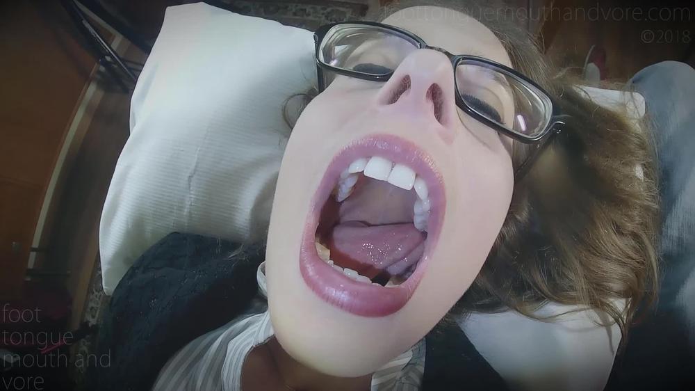 Cover Diente Fuer Einer Geschaeftsfrau Als Essen (Served To A Business Woman As Food) - Foot Tongue Mouth and Vore