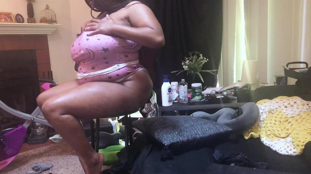 Cover Goddess indulges in a sensual lotion body rub - GoddessMXDominionakacrushgoddess