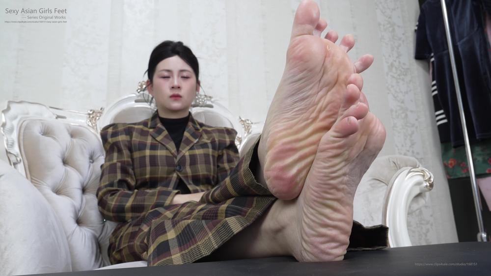 Cover Asian Young Woman Zhang Zhang Shows Off Her Sexy Little Feet1 4K - Sexy Asian Girls Feet