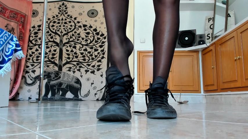 Cover GoldenLace - Sneakers feet in nylons JOI - ManyVids