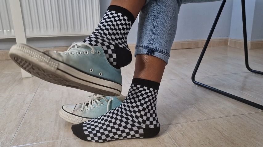 Cover GoldenLace - Dipping  in converse - ManyVids