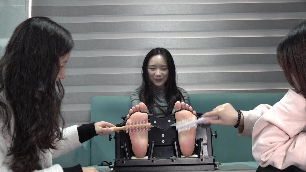 Cover Ci Ci, Domi And Yi - Turn Based Foot Tickling While In The Pillory - Asian Amateur Feet