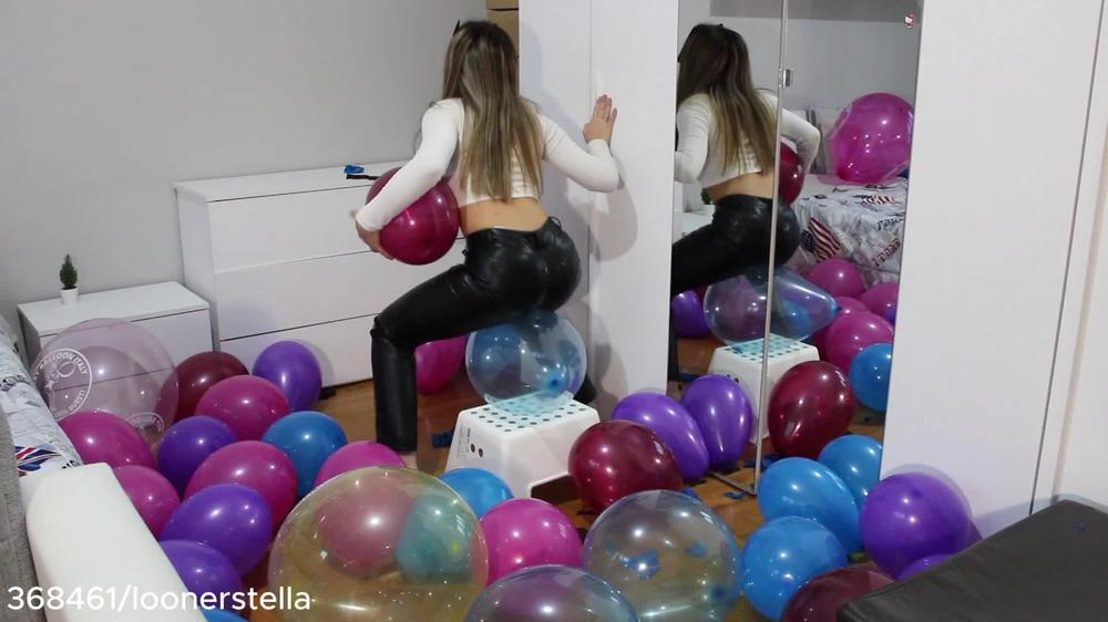 Cover Adolescente Bionda Si Siede Per Scoppiare Grandi Palloncini In Massa - LoonerStella